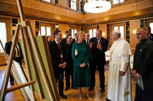 Президент Георгий Маргвелашвили и первая леди Мака Чичуа показывают Папе Римскому президентский дворец Президент Георгий Маргвелашвили и первая леди Мака Чичуа показывают Папе Римскому президентский дворец - Sputnik Грузия