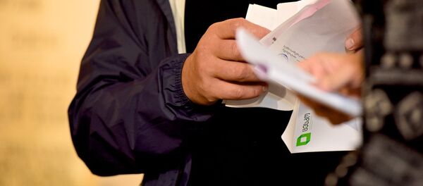Выборы в Грузии - люди держат в руках бюллетени для голосования - Sputnik Грузия