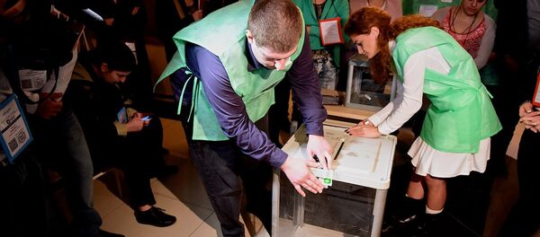Опечатывание избирательной урны перед началом голосования Опечатывание избирательной урны перед началом голосования - Sputnik Грузия
