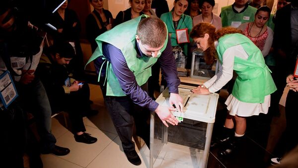 Опечатывание избирательной урны перед началом голосования - Sputnik Грузия