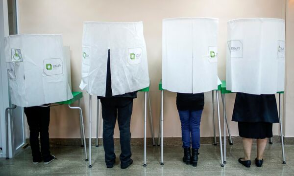 Люди в кабинках для голосования в день выборов в Грузии - Sputnik Грузия