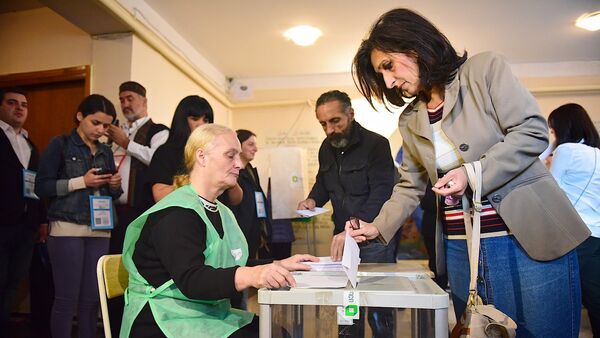 Женщина участвует в процессе голосования в день выборов в Грузии - Sputnik Грузия