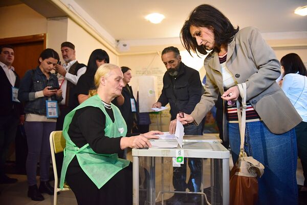 Женщина участвует в процессе голосования в день выборов в Грузии - Sputnik Грузия