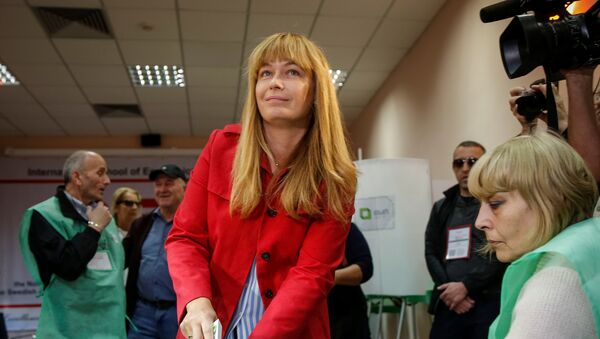 Супруга экс-президента Грузии Михаила Саакашвили Сандра Рулофс участвует в голосовании - Sputnik Грузия
