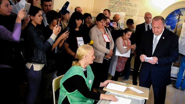видео Президент Грузии принял участие в парламентских выборах - Sputnik Грузия