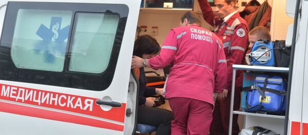 Пострадавших и очевидцев осматривают работники скорой помощи - Sputnik Грузия