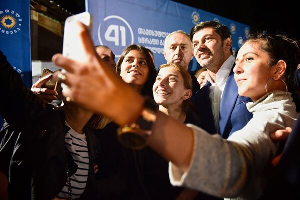 Сторонники Грузинской мечты снимают селфи вместе с главой избирательного штаба партии, вице-премьером Кахой Каладзе - Sputnik Грузия