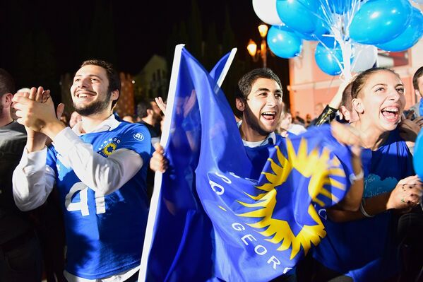 Сторонники Грузинской мечты радуются победе своей партии на выборах - Sputnik Грузия