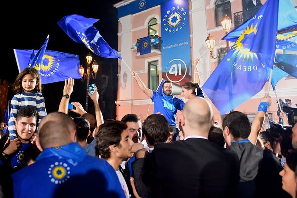 Сторонники Грузинской мечты пели песни и размахивали флагами, узнав, что их партия лидирует по итогам голосования на парламентских выборах в стране - Sputnik Грузия