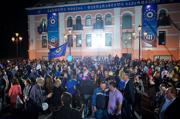 Сотни сторонников Грузинской мечты собрались у офиса партии в центре Тбилиси после завершения выборов - Sputnik Грузия