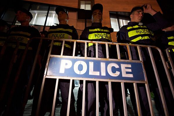Полицейский кордон у здания ЦИК Грузии в ночь после выборов - Sputnik Грузия