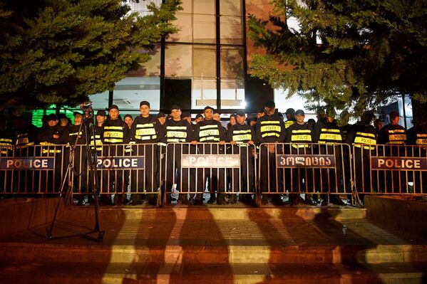 Полицейский кордон блокирует вход в здание Центризбиркома Грузии в ночь на воскресенье в связи с несанкционированной акцией протеста ЕНД - Sputnik Грузия