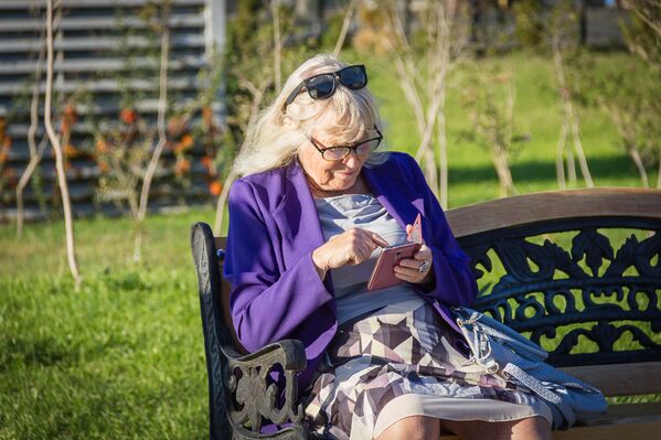 თბილისელი ბებიების ახალი თაობა ირჩევს სმარტფონსა და ფერად სამოსს - Sputnik საქართველო