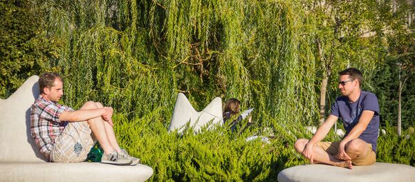 Молодые люди в одном из столичных парков. Тбилисская осень - Sputnik Грузия