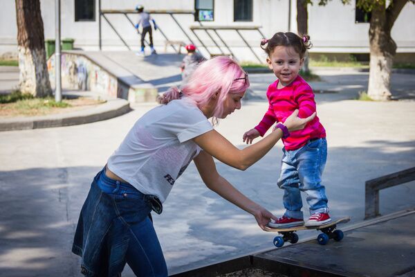 Розовые волосы мамы - абсолютно в тон теплому тбилисскому октябрю - Sputnik Грузия