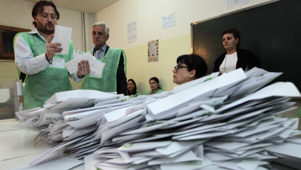 Члены избирательной администрации после выборов на одном из участков подсчитывают голоса - Sputnik Грузия