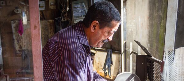 Точильщик ножей Мураз Точильщик ножей Мураз - Sputnik Грузия