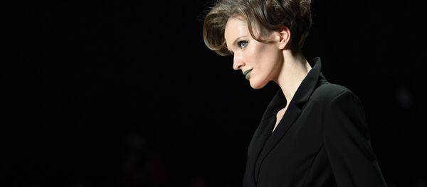 Модель на показе новой коллекции GOGA NIKABADZE (Грузия/Georgia) в рамках Mercedes-Benz Fashion Week Russia в ЦВЗ Манеж - Sputnik Грузия