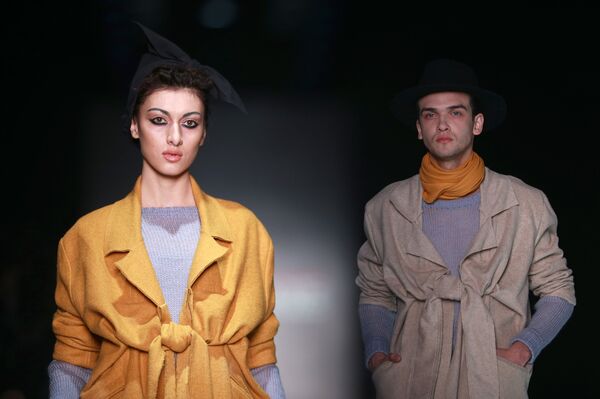 Модели демонстрируют одежду дизайнера Goga Nikabadze (Грузия) в рамках 30-го Юбилейного сезона Mercedes-Benz Fashion Week Russia в ЦВЗ Манеж - Sputnik Грузия