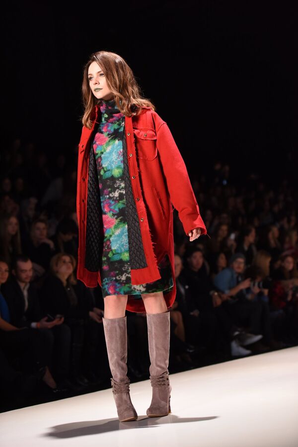 Модель на показе новой коллекции GOGA NIKABADZE (Грузия/Georgia) в рамках Mercedes-Benz Fashion Week Russia в ЦВЗ Манеж - Sputnik Грузия