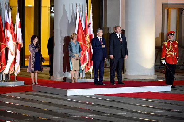 Официальная церемония встречи президента Кыргызстана прошла в президентском дворце в Тбилиси. - Sputnik Грузия