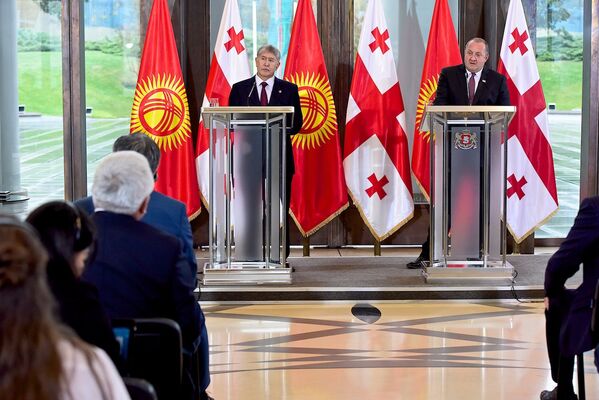 Президенты Кыргызстана и Грузии Алмазбек Атамбаев и Георгий Маргвелашвили на пресс-конференции отвечают на вопросы журналистов - Sputnik Грузия