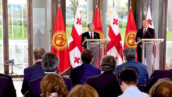 Президенты Кыргызстана и Грузии Алмазбек Атамбаев и Георгий Маргвелашвили на пресс-конференции - Sputnik Грузия