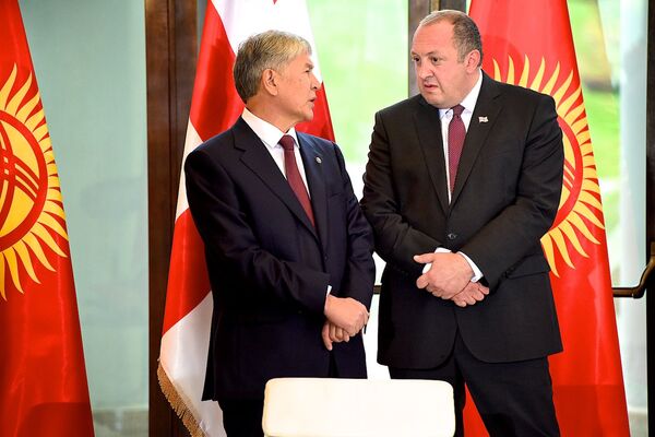 Алмазбек Атамбаев и Георгий Маргвелашвили договорились развивать сотрудничество и обсудили ответный официальный визит делегации Грузии, который состоится в 2017 году - Sputnik Грузия