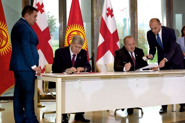 Президенты Кыргызстана и Грузии Алмазбек Атамбаев и Георгий Маргвелашвили подписывают соглашение - Sputnik Грузия