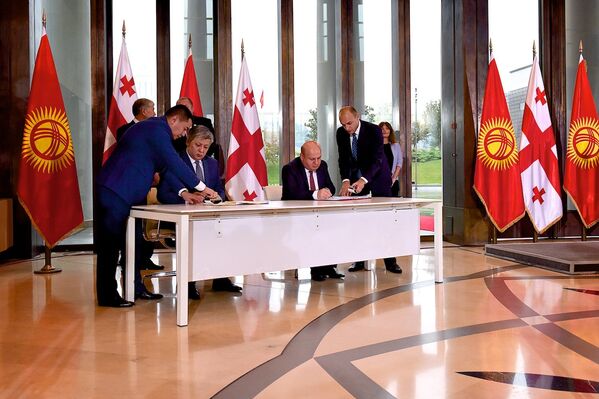 В присутствии президентов прошла церемония подписания межведомственных договоров. - Sputnik Грузия