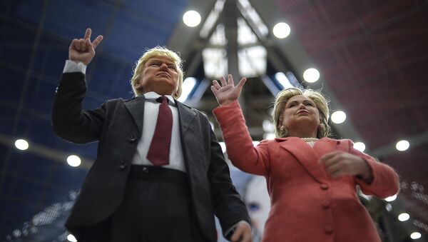 Изображающие Хиллари Клинтон и Дональда Трампа куклы - Sputnik Грузия