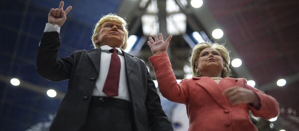 Изображающие Хиллари Клинтон и Дональда Трампа куклы - Sputnik Грузия