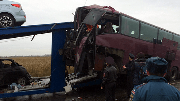 Пассажирский автобус Москва-Ереван врезался в стоящий на дороге грузовик-автовоз - Sputnik Грузия