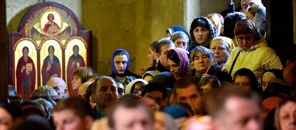 Люди на богослужении в храме Светицховели в день праздника Мцхетоба-Светицховлоба - Sputnik Грузия
