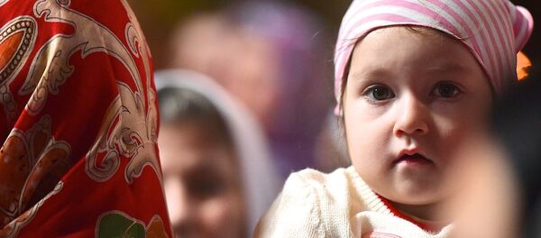 Ребенок на руках у своей мамы во время службы в храме Светицховели во Мцхета - Sputnik Грузия