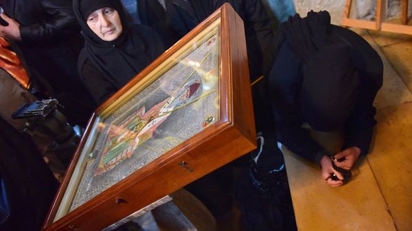 Верующие в храме Светицховели во время церковной службы в день Мцхетоба-Светицховлоба - Sputnik Грузия