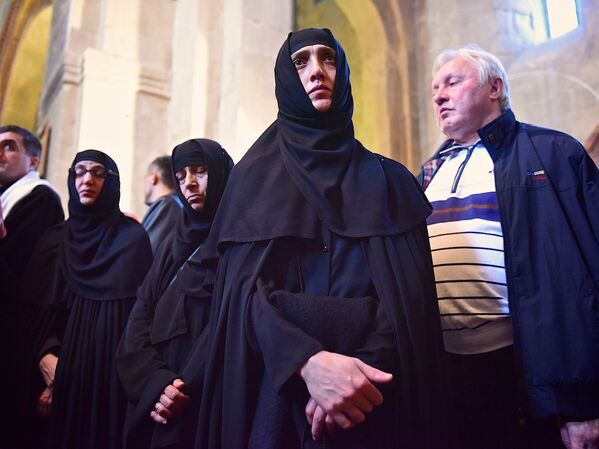 Монахини стоят отдельной группой - посмотрите, какие выразительные лица. - Sputnik Грузия