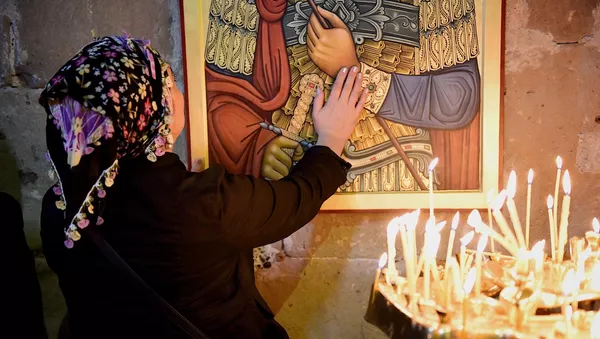 Женщина в храме Светицховели во время церковной службы в день Мцхетоба-Светицховлоба - Sputnik Грузия