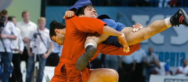 Российский самбист Беслан Мудранов (слева) и грузинский самбист Ушанги Кузанашвили - Sputnik Грузия