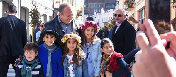 Президент Грузии Георгий Маргвелашвили сфотографировался с детьми - Sputnik Грузия