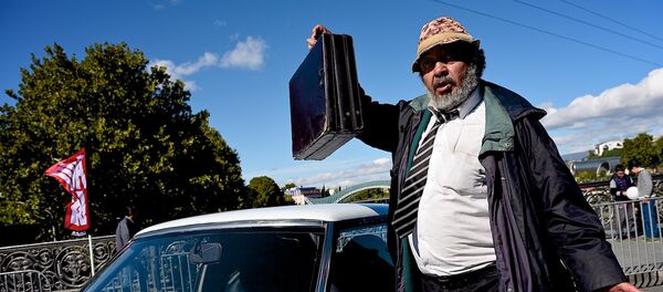 Турист из Индии на празднике Тбилисоба фотографируется на память во время посещения выставки ретро-автомобилей Турист из Индии на празднике Тбилисоба фотографируется на память во время посещения выставки ретро-автомобилей - Sputnik Грузия