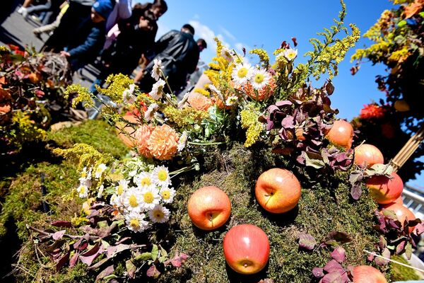 Город на Тбилисоба любовно украшают фруктами и цветами. - Sputnik Грузия