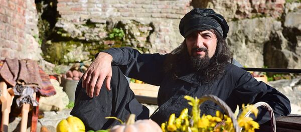 Человек в национальной одежде позирует фотографам в историческом ущелье Легвтахеви в дни праздника Тбилисоба - Sputnik Грузия