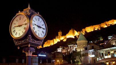 Часы на Мейдане - старая площадь в Тбилиси