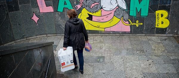 თბილისის ერთ-ერთ ქუჩაზე ქალი მიწისქვეშა გადასასვლელიდან გამოდის თბილისის ერთ-ერთ ქუჩაზე ქალი მიწისქვეშა გადასასვლელიდან გამოდის - Sputnik საქართველო