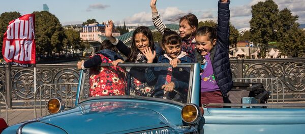 Дети фотографируются на память на выставке машин на празднике Тбилисоба Дети фотографируются на память на выставке машин на празднике Тбилисоба - Sputnik Грузия