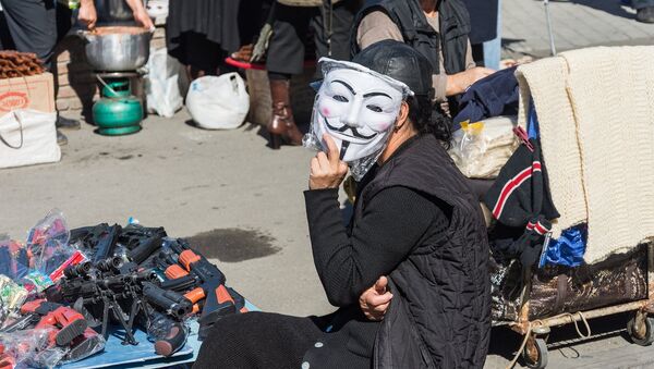 Женщина, торгующая детскими игрушками на празднике Тбилисоба, закрывает лицо маской - Sputnik Грузия