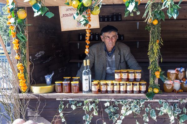 ასაკოვანი მამაკაცი, რომელსაც თბილისობაზე თაფლი და სხვადასხვა მურაბები აქვს გამოტანილი - Sputnik საქართველო