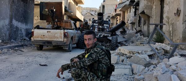 Бойцы ополчения в освобожденном от террористов лагере палестинских беженцев Хандарат на северо-востоке Алеппо - Sputnik Грузия