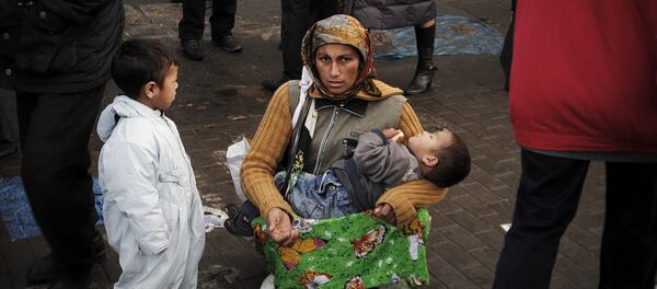 Цыганка с детьми на улице просит милостыню - Sputnik Грузия